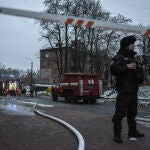 Un policía custodia un barrio de las afueras de Kyiv golpado por los misiles rusos el miércoles 23 de noviembre