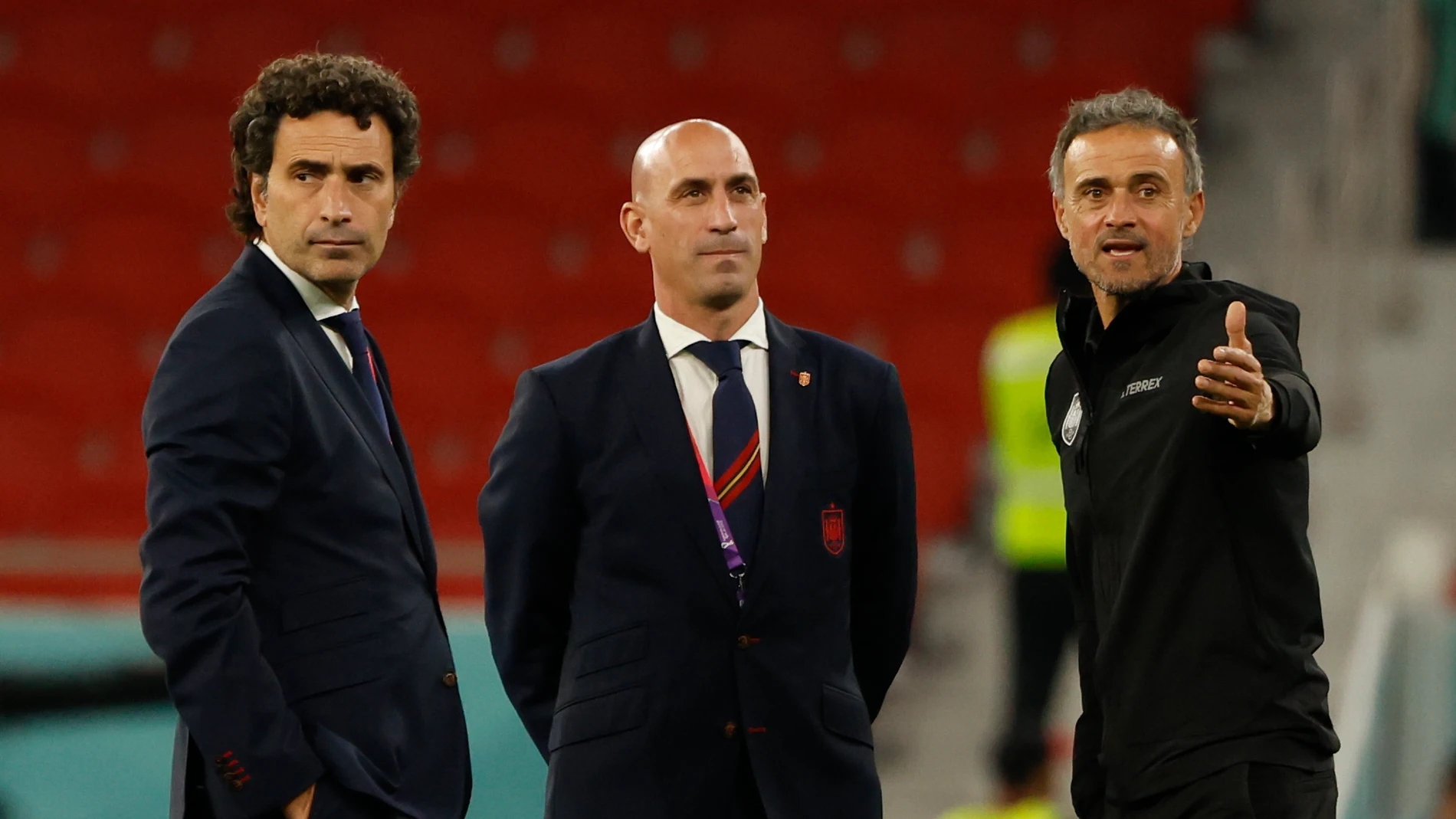 El seleccionador de España Luis Enrique (d) habla con Luis Rubiales (i) y José Francisco Molina hoy, antes de un partido de la fase de grupos del Mundial de Fútbol Qatar 2022 entre España y Costa Rica en Doha (Catar). EFE/JuanJo Martin