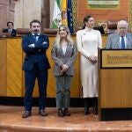 El presidente del Parlamento de Andalucía, Jesús Aguirre, junto a la consejera de Inclusión Social, Loles López, durante la lectura del manifiesto contra la violencia de género
