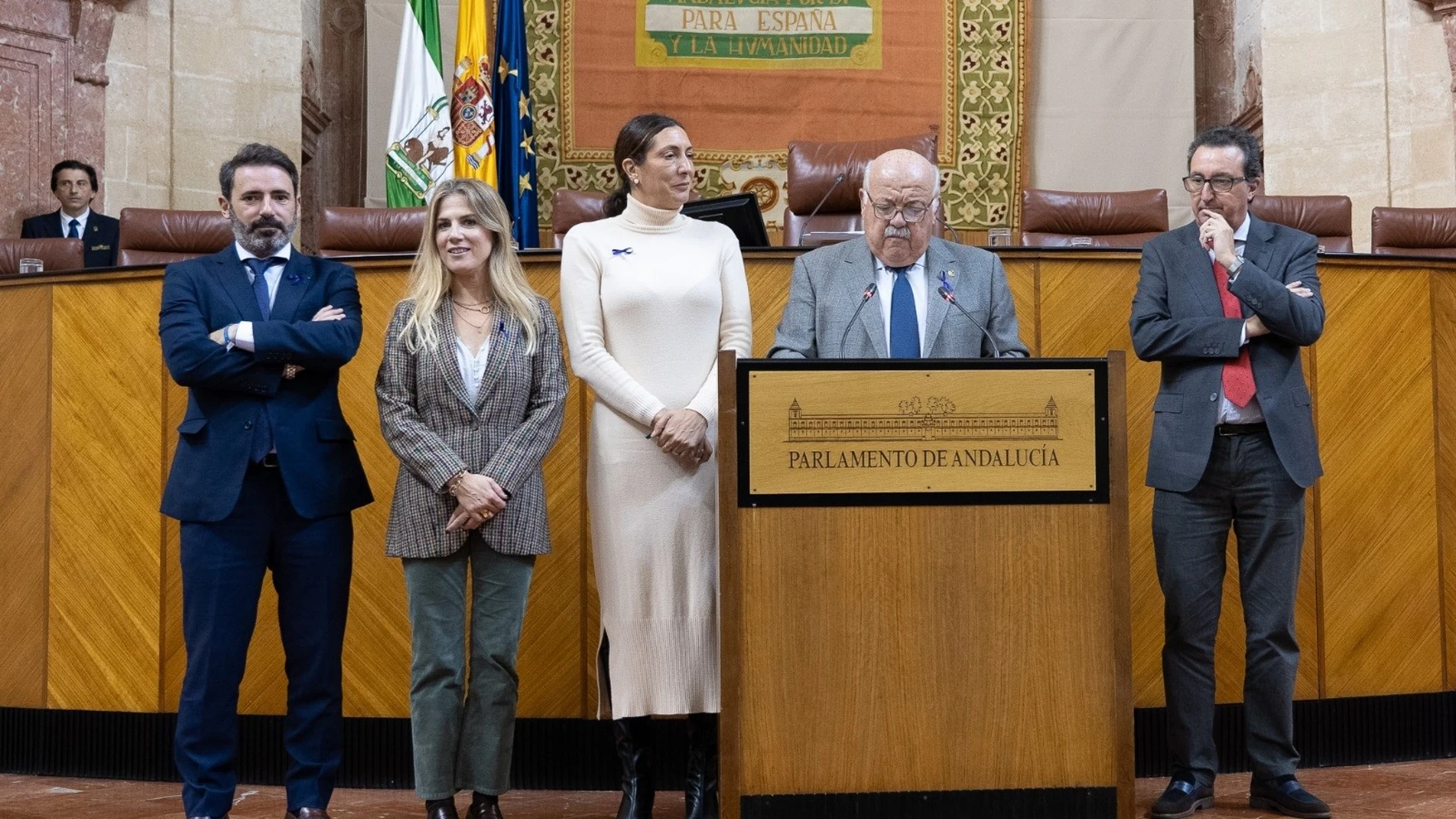 El presidente del Parlamento de Andalucía, Jesús Aguirre, junto a la consejera de Inclusión Social, Loles López, durante la lectura del manifiesto contra la violencia de género