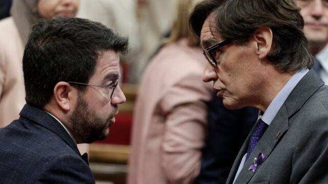 El presidente de la Generalitat, Pere Aragonès, junto a Salvador Illa (PSC) en el Parlament