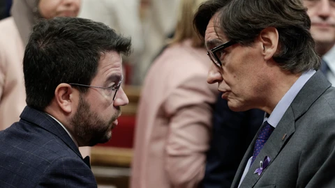 El presidente de la Generalitat, Pere Aragonès, junto a Salvador Illa (PSC) en el Parlament