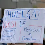 Una pancarta exhibida durante una concentración de los médicos y pediatras de Atención Primaria, frente a la Consejería de Sanidad