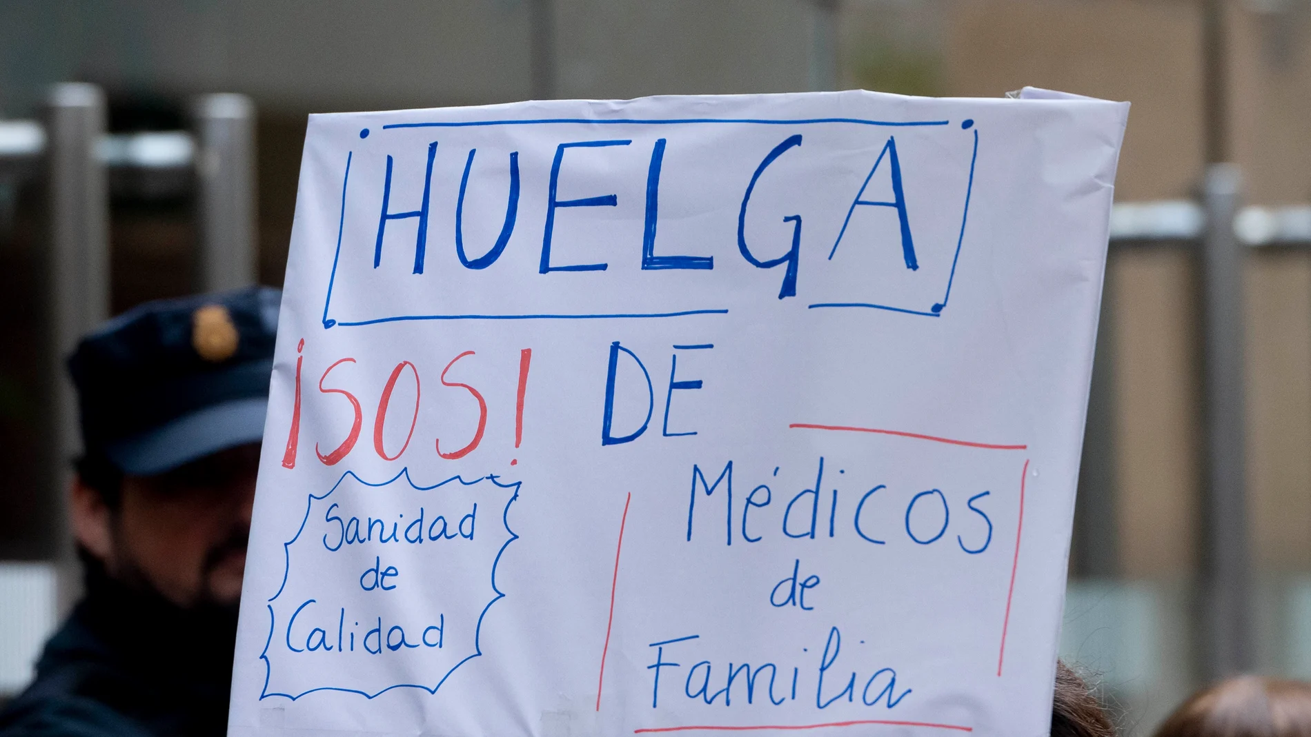 Una pancarta exhibida durante una concentración de los médicos y pediatras de Atención Primaria, frente a la Consejería de Sanidad