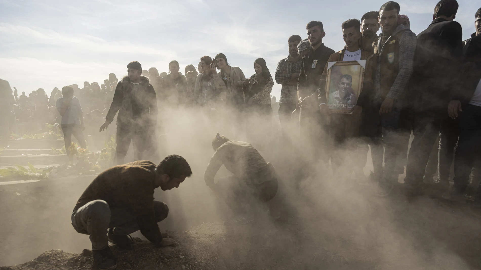 Kurdos sirios asisten a un funeral de personas muertas en los ataques aéreos turcos en el pueblo de Al Malikiyah, en el norte de Siria