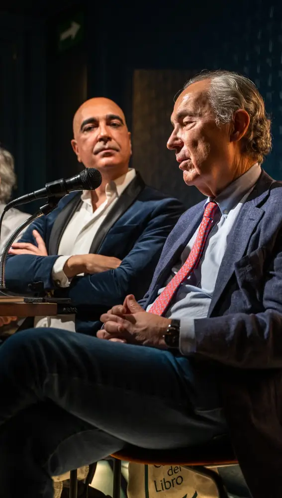 Manuel Francisco Reina y Luis Alberto de Cuenca, en la presentación del libro anterior del autor "El fiel de la balanza"