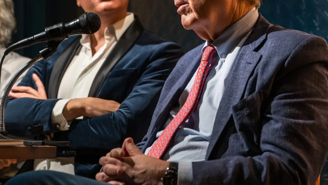 Manuel Francisco Reina y Luis Alberto de Cuenca, en la presentación del libro anterior del autor "El fiel de la balanza"