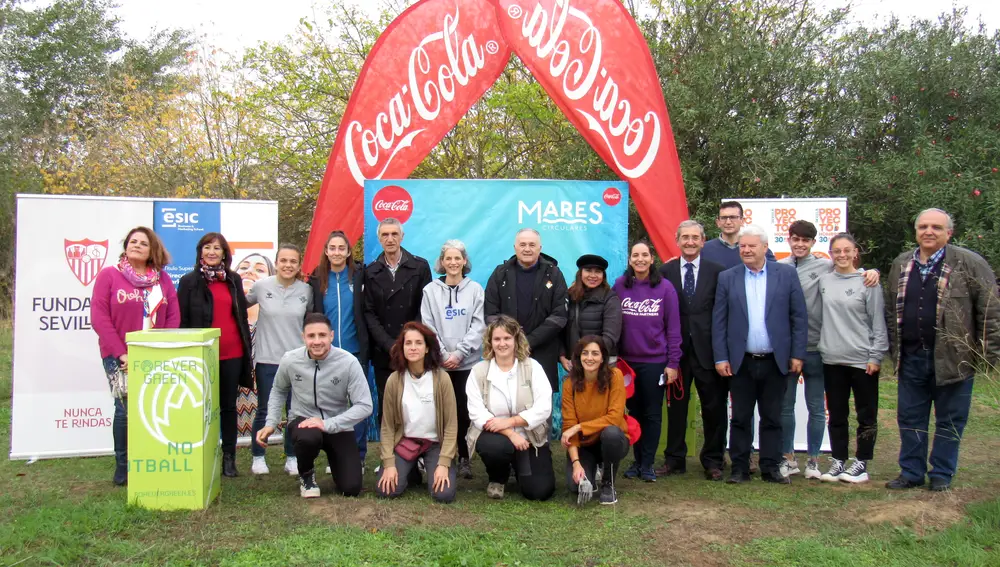 Voluntarios que han participado en la jornada de recogida de residuos en el río Guadalquivir a su paso por Santiponce