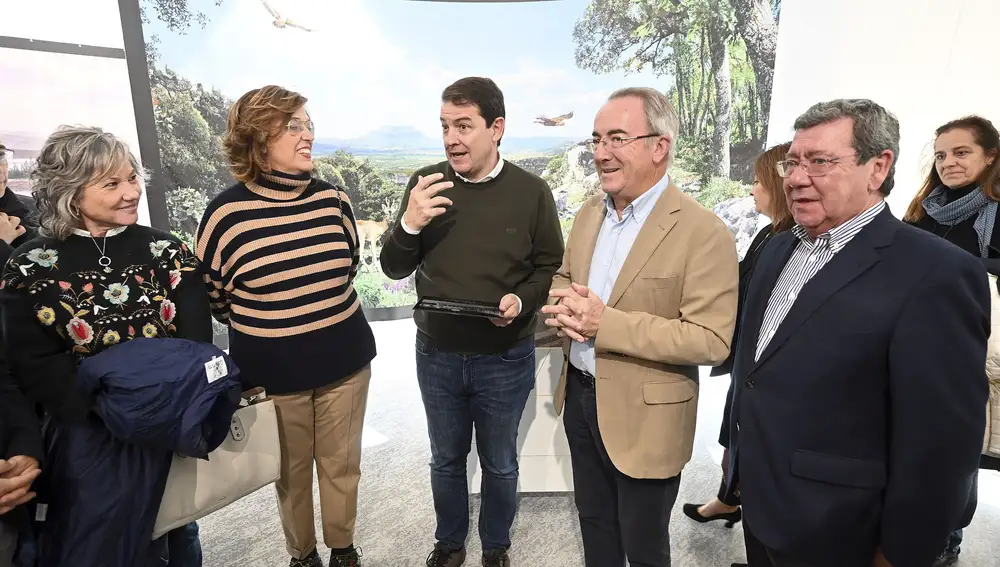 Fernández Mañueco inaugura el Centro de Recepción de Visitantes del Geoparque Las Loras, en Villadiego junto a César Rico y Ángeles Armisén, entre otros
