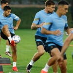 Luis Suárez golpea un balón en un entrenamiento de Uruguay, que debuta ante Corea del Sur