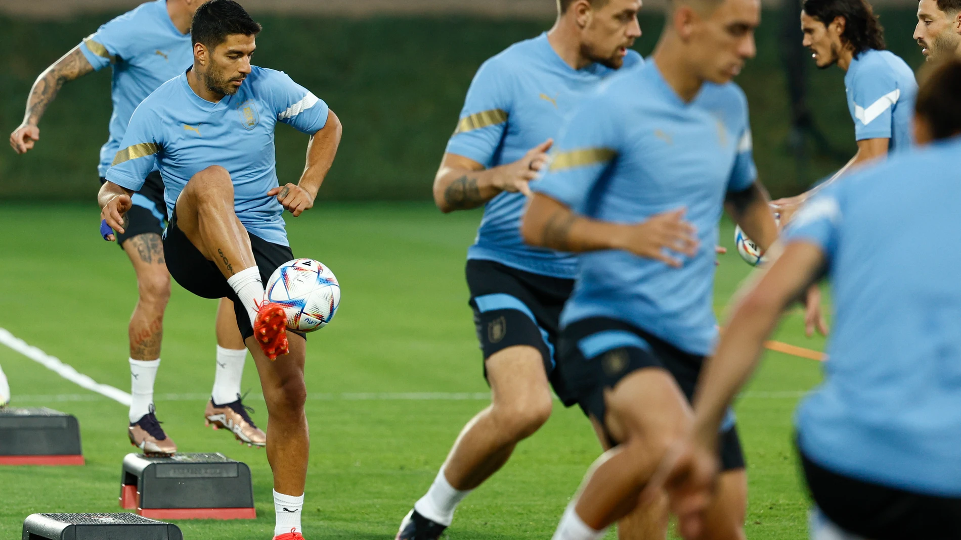 Luis Suárez golpea un balón en un entrenamiento de Uruguay, que debuta ante Corea del Sur