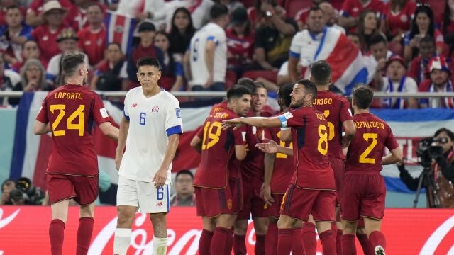 Los jugadores españoles celebran el séptimo gol contra Costa Rica