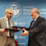 El presidente del CESCyL, Enrique Cabero, y el presidente de la AEET, Ángel Luis Martín, suscriben el acuerdo de colaboración