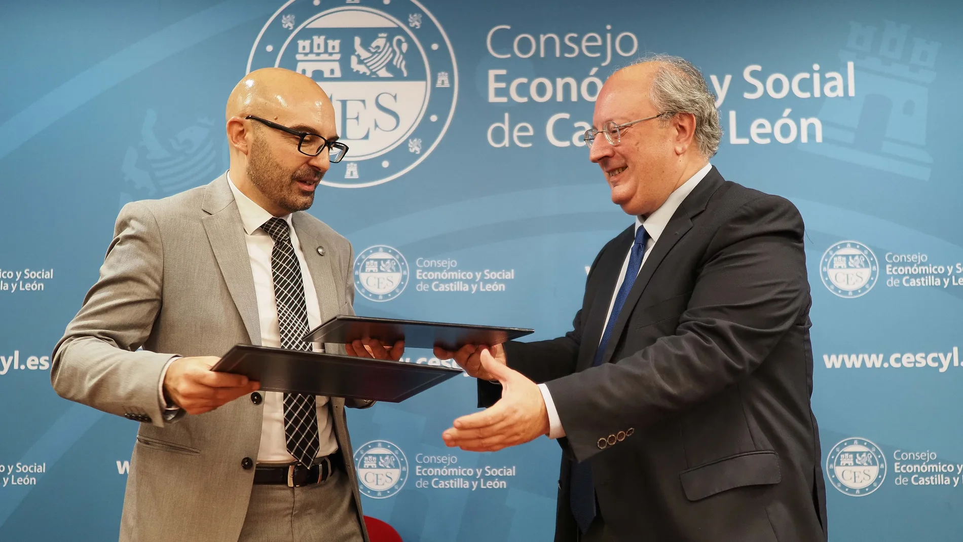El presidente del CESCyL, Enrique Cabero, y el presidente de la AEET, Ángel Luis Martín, suscriben el acuerdo de colaboración