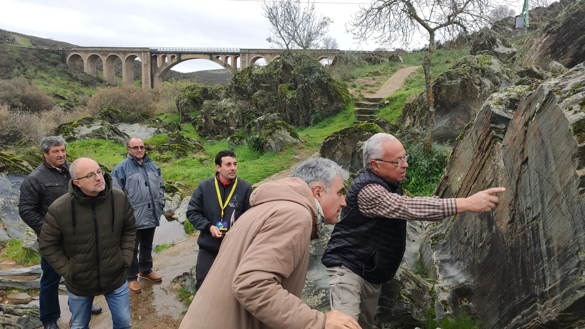 El consejero de Cultura, Turismo y Deporte de Castilla y León, Gonzalo Santonja, visita el yacimiento de Siega Verde