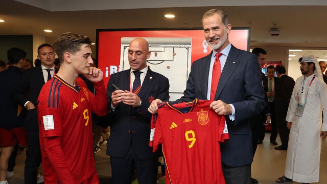 El rey Felipe VI (d) felicita a los jugadores de la selección tras el partido este miércoles en su estreno ante Costa Rica en el Mundial de fútbol de Qatar 2022 en el estadio Al Thumama de Doha. EFE/ Ballesteros