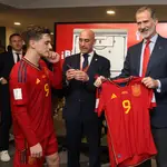 El rey Felipe VI (d) felicita a los jugadores de la selección tras el partido este miércoles en su estreno ante Costa Rica en el Mundial de fútbol de Qatar 2022 en el estadio Al Thumama de Doha. EFE/ Ballesteros