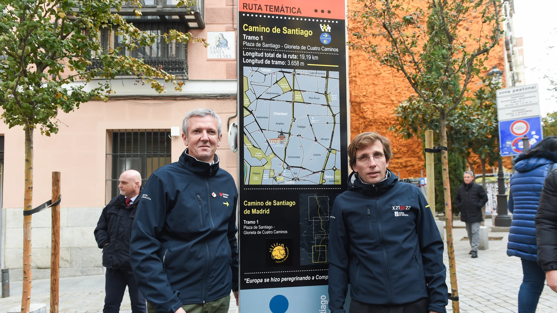 El alcalde de Madrid, José Luis Martínez-Almeida, y el presidente de la Xunta de Galicia, Alfonso Rueda, posan durante la inauguración de la nueva ruta saludable del Camino de Santiago, en la Plaza de Santiago de Madrid