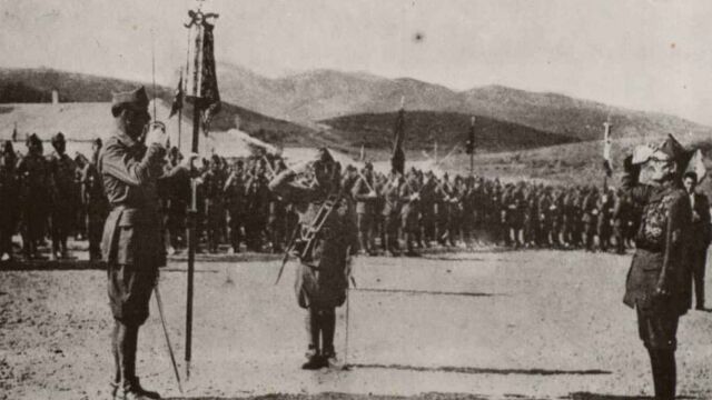 Ya como general, Franco entrega en 1926 el mando del Tercio a Millán-Astray