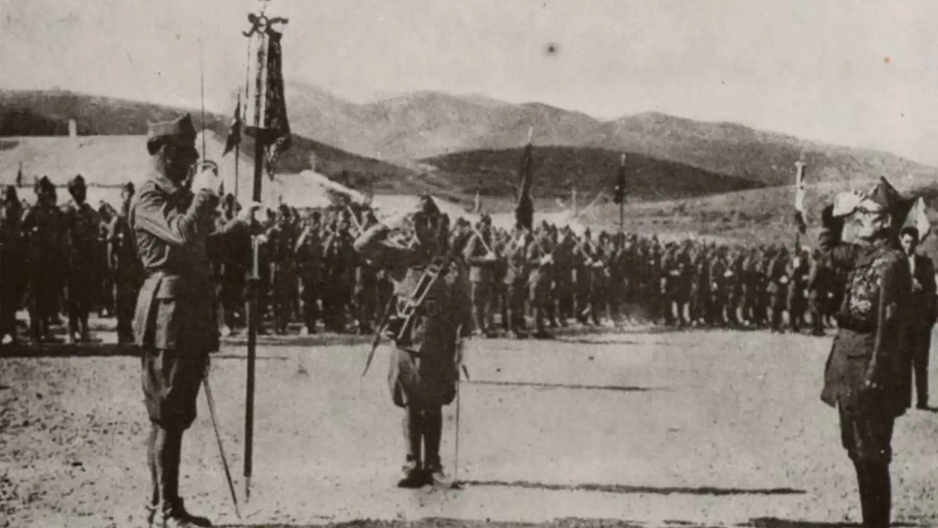 Ya como general, Franco entrega en 1926 el mando del Tercio a Millán-Astray