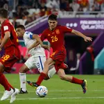 Pedri disputa un balón con Jewison Bennette e intenta combinar con Jordi Alba en el España - Costa Rica