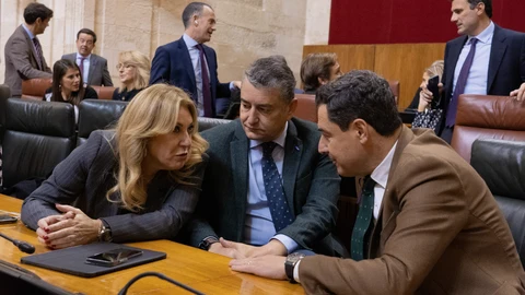 El presidente Juanma Moreno, a la derecha, junto a los consejeros Carolina España y Antonio Sanz
