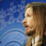 El coordinador autonómico de Podemos Castilla y León, Pablo Fernández, ofrece declaraciones a medios en las Cortes de Castilla y León