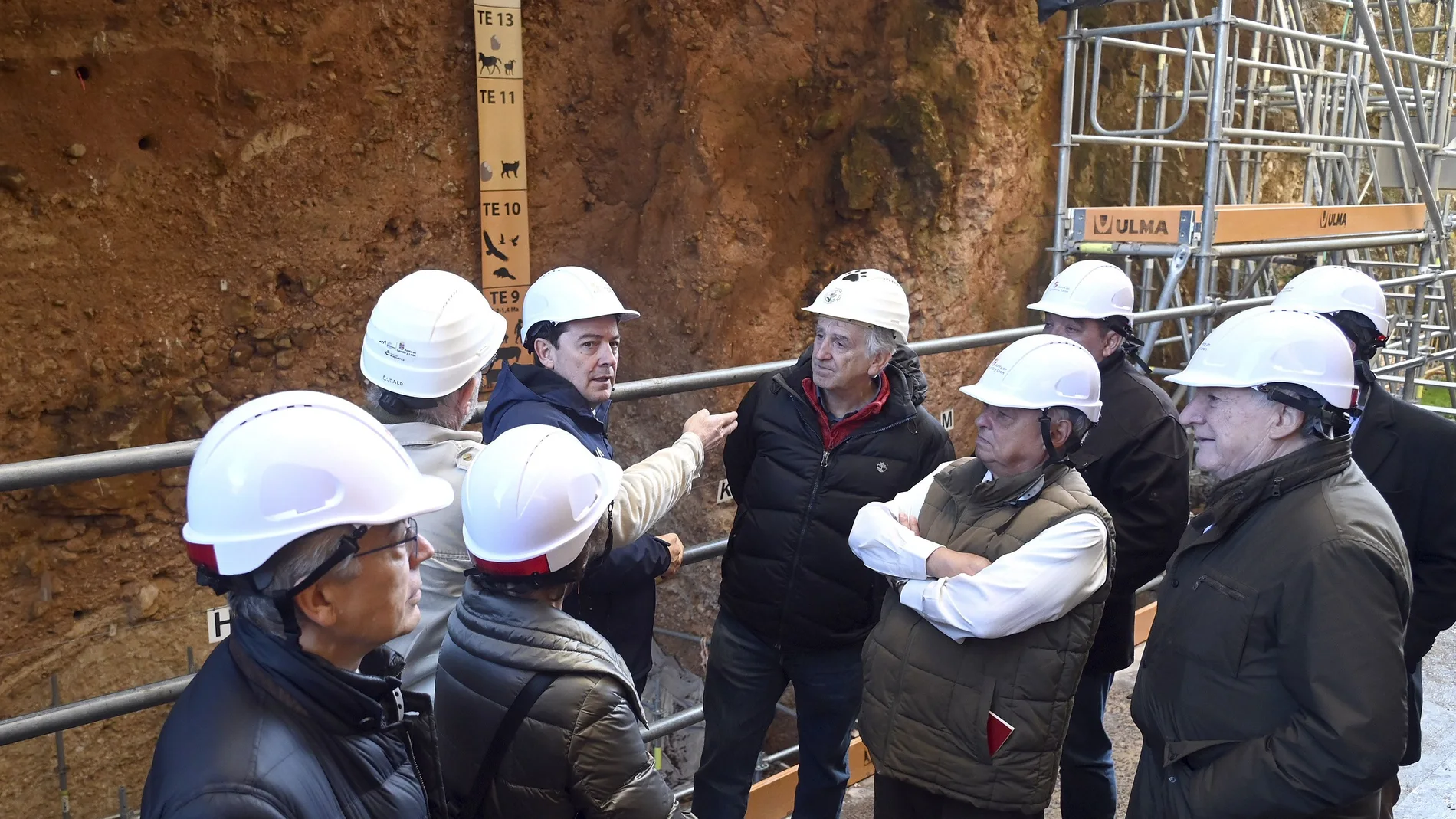 El presidente Fernández Mañueco, visita los Yacimientos de la Sierra de Atapuerca junto a Gonzalo Santonja, Eudald Carbonell y Arsuaga, entre otros