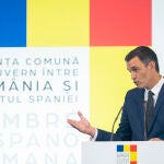 El presidente del Gobierno de España, Pedro Sánchez, interviene en la rueda de prensa tras la reunión de la cumbre histórica Hispano-Rumana