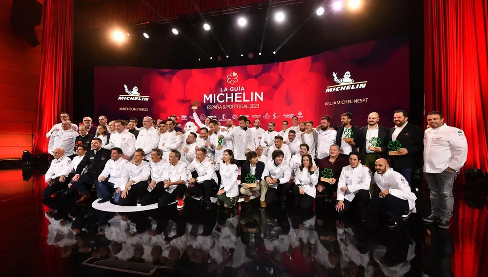 Los cocineros con estrellas Michelín posan durante la Gala de la Guía Michelín 2023, en la que da a conocer los restaurantes distinguidos en España y Portugal, celebrada este martes en el Palacio de Congresos El Greco, en Toledo.