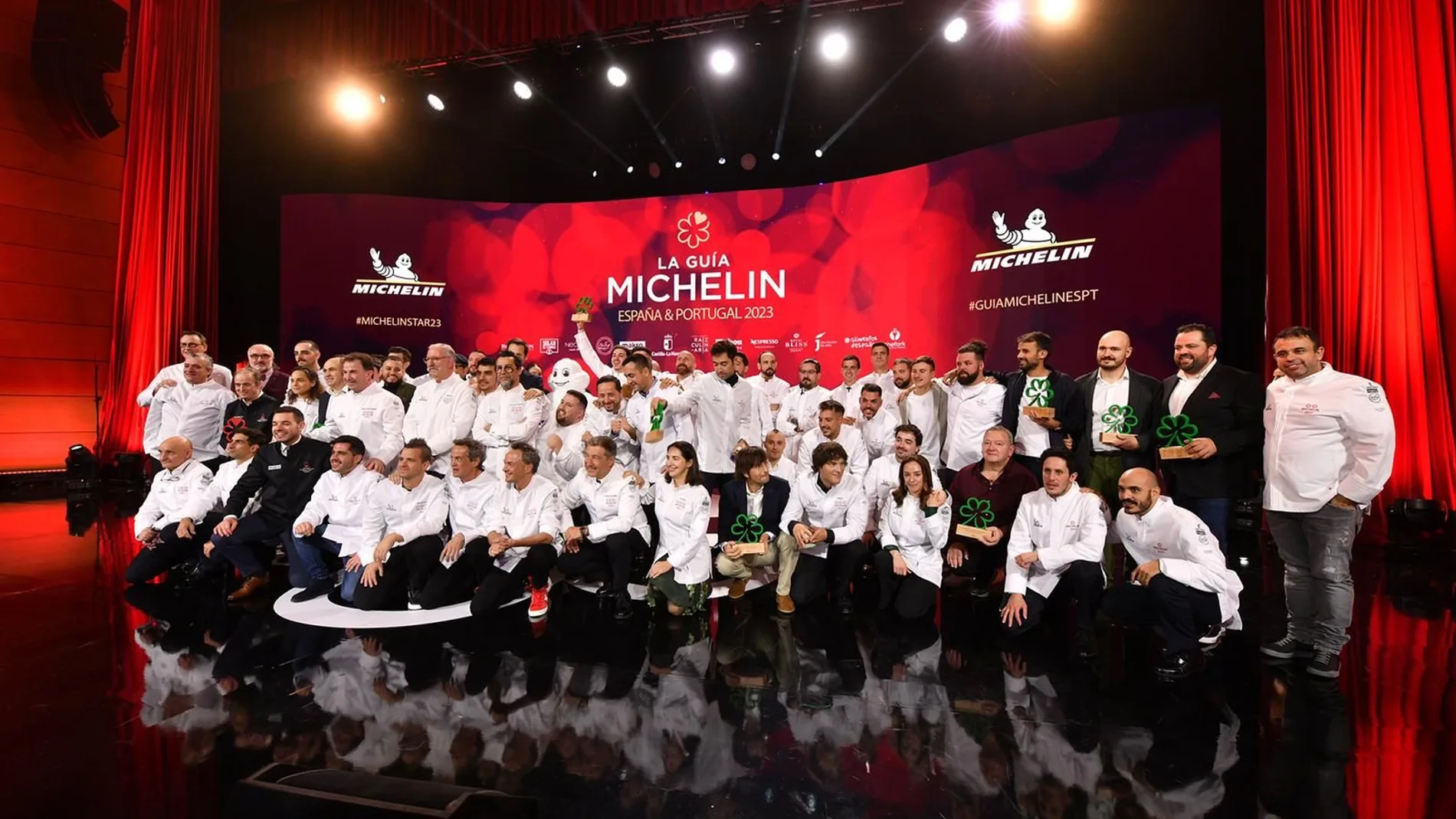 Los cocineros con estrellas Michelín posan durante la Gala de la Guía Michelín 2023, en la que da a conocer los restaurantes distinguidos en España y Portugal, celebrada este martes en el Palacio de Congresos El Greco, en Toledo.