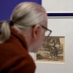 Un visitante del Mnac contempla la exposición antológica dedicada a la fotógrafa