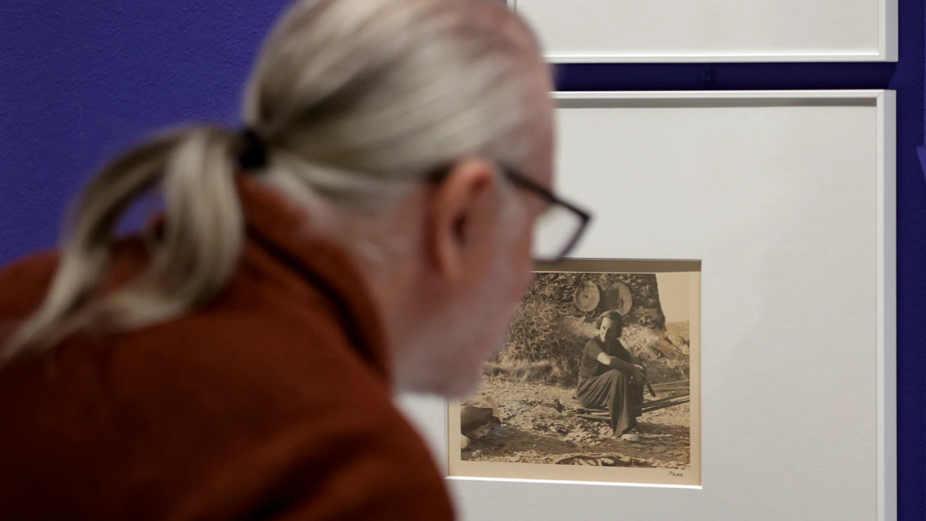 Un visitante del Mnac contempla la exposición antológica dedicada a la fotógrafa
