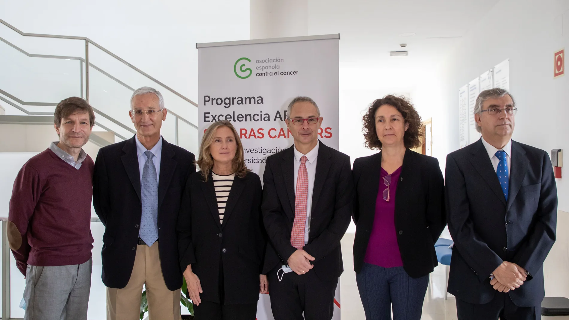 El consejero de la AECC en Salamanca, Emilio Fonseca; la directora general de la Fundación Científica de la AECC, Isabel Orbe; el rector de la Usal, Ricardo Rivero; el jefe de Grupo en el Centro de Investigación del Cáncer, David Santamaría; el director del Centro de Investigación del Cáncer, Eugenio Santos; y la delegada institucional del CSIC en Castilla y León, Mar Siles