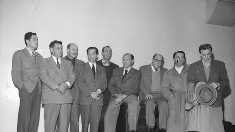 Nueve de los diez de Hollywood: desde la izquierda, Robert Adrian Scott, Edward Dmytryk, Samuel Ornitz, Lester Cole, Herbert Biberman, Albert Maltz, Alvah Bessie, John Howard Lawson y Ring Lardner Jr.
