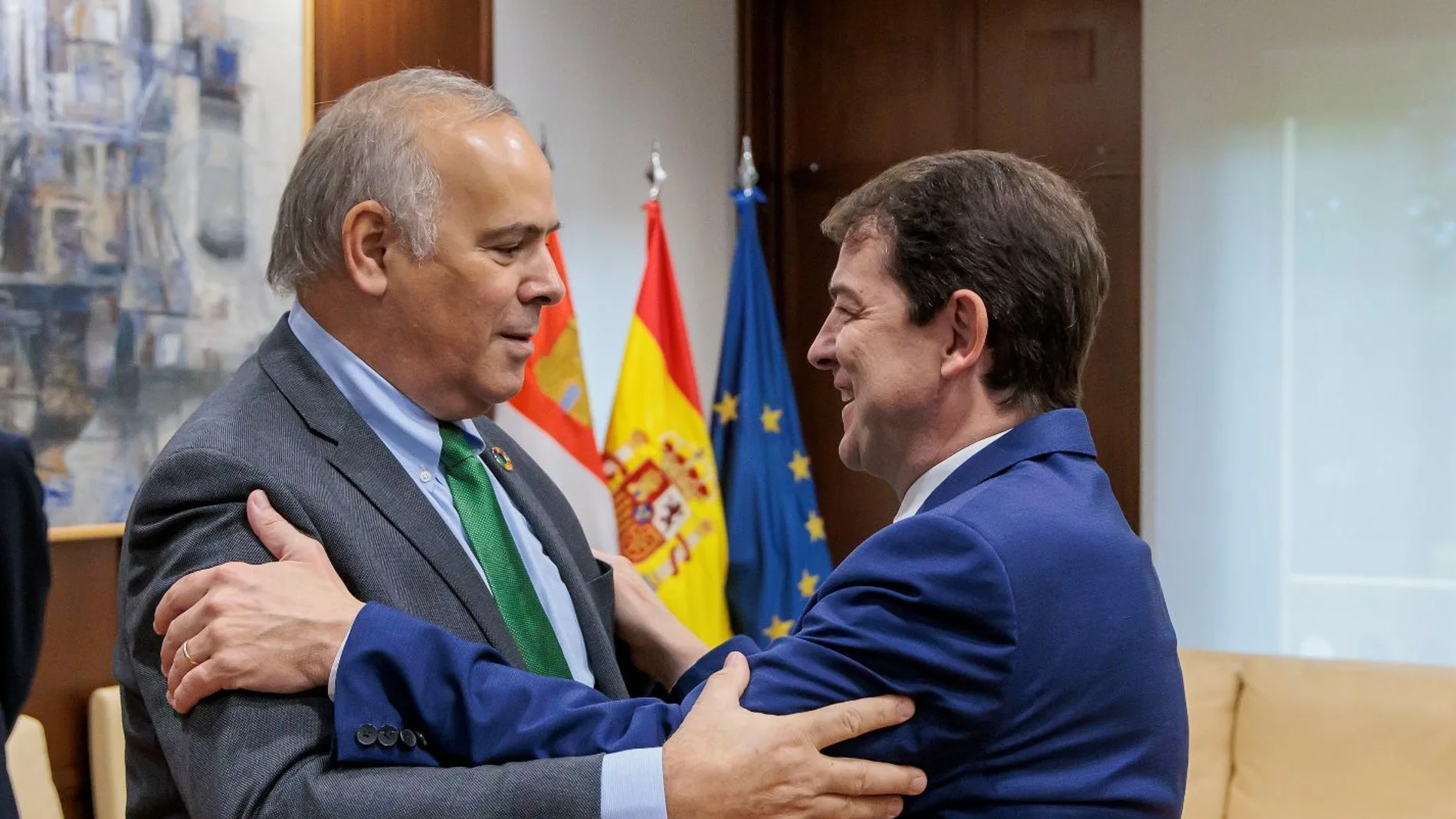 Fernández Mañueco y Mario Ruiz-Tagle se saludan antes del encuentro