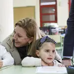La consejera de Familia e Igualdad de Oportunidades, Isabel Blanco, durante una visita a los niños del Programa &#39;Conciliamos&#39; en el Centro Rural Agrupado &#39;Los Almendros&#39;, de La Lastrilla (Segovia) en 2019