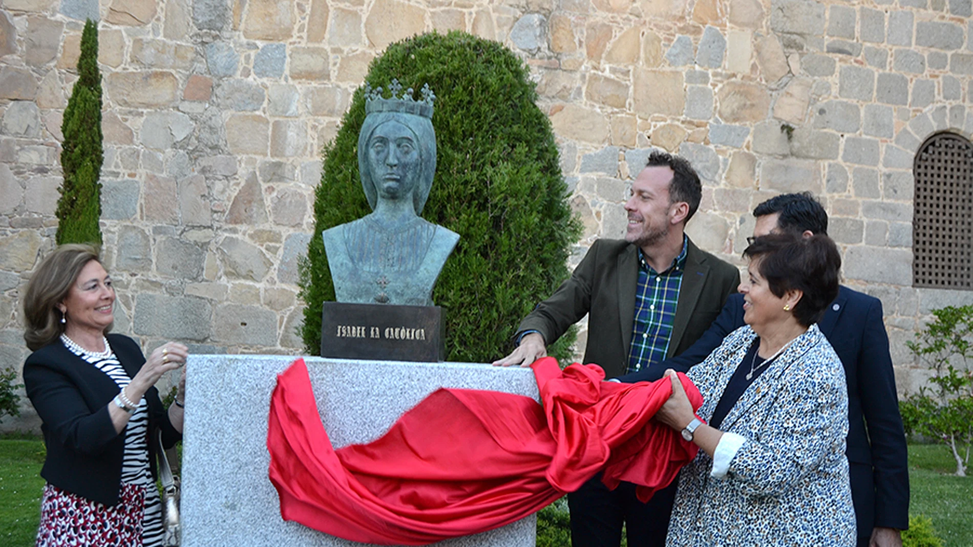 Descubrimiento del busto de la reina Isabel I de Castilla en el comienzo del paseo del Rastro de Ávila, como homenaje a esta gran reina, abulense y castellana, de proyección internacional