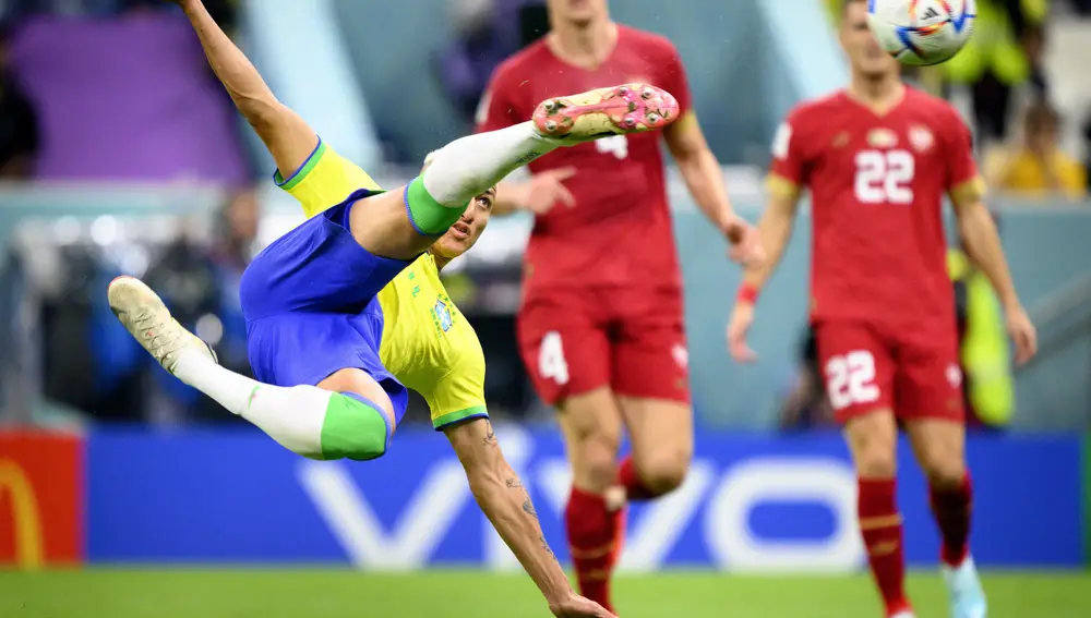 Richarlison remata de manera acrobática en el 2-0 de Brasil ante Serbia