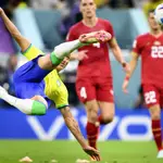 Richarlison remata de manera acrobática en el 2-0 de Brasil ante Serbia