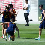 Marco Asensio bromea con Llorente en presencia de Morata durante el entrenamiento