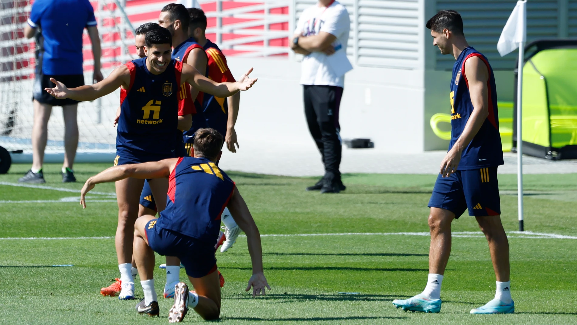 Marco Asensio bromea con Llorente en presencia de Morata durante el entrenamiento