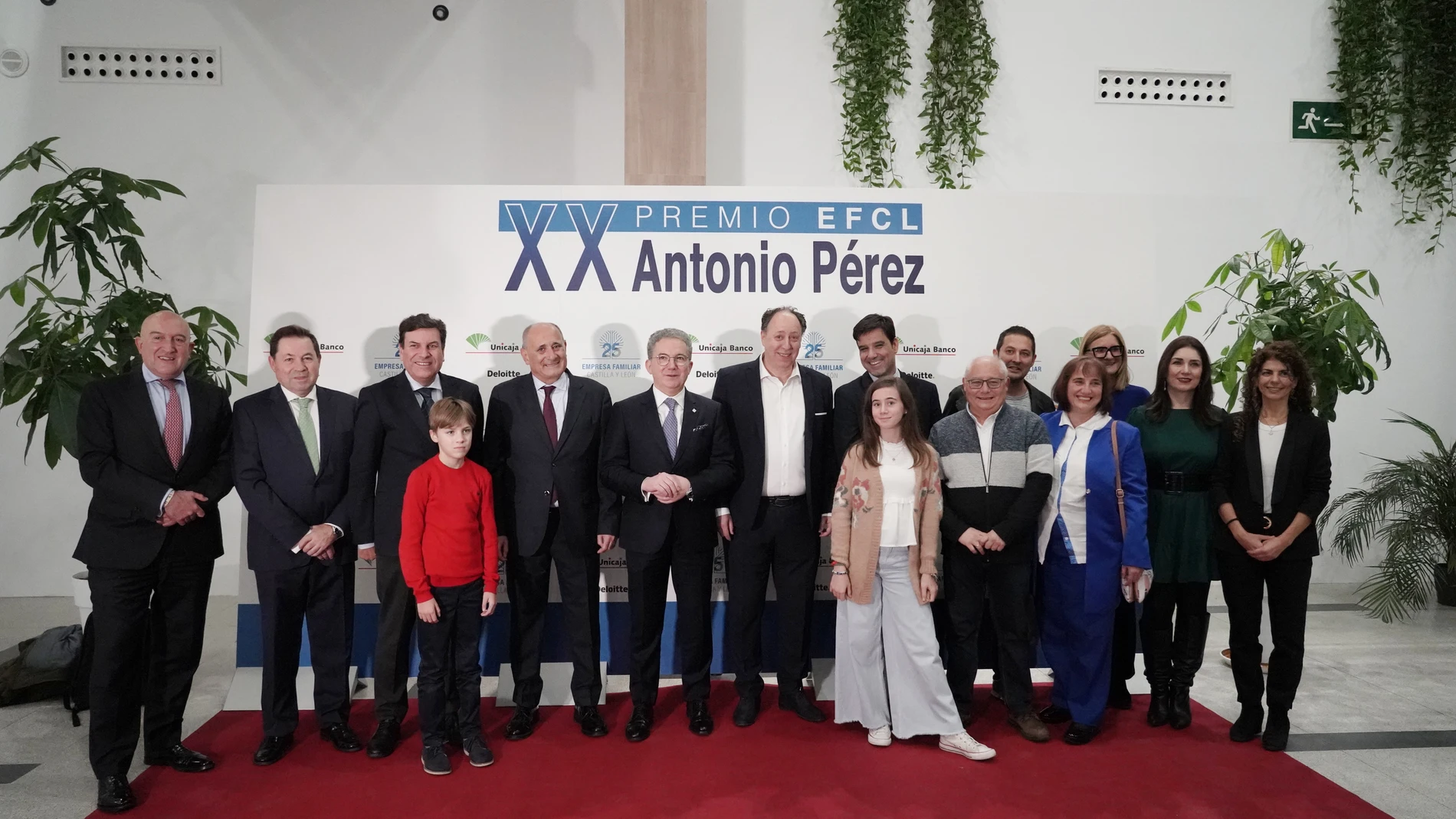 El presidente de Empresa Familiar de Castilla y León, Pedro Palomo, junto con los galardonados y los consejeros Jesús Julio Carnero y Carlos Fernández Carriedo