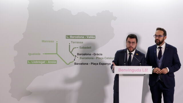El presidente de la Generalitat, Pere Aragonès, acompañado del conseller de Territori, Juli Fernández, durante la presentación hoy del proyecto de conexión de las líneas Llobregat-Anoia y del Vallès de Ferrocarriles de la Generalitat (FGC)