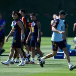 El seleccionador Luis Enrique (c) durante el entrenamiento de la selección española este jueves en las instalaciones de la Universidad de Qatar para preparar su partido ante Alemania el próximo domingo correspondiente a la segunda jornada de la fase de grupos del Mundial de Qatar 2022