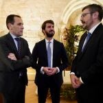 El vicepresidente de la Junta, Juan García-Gallardo, conversa con el presidente de la Diputación de Valladolid, Conrado, y el de Asebor, Iker Ugarte