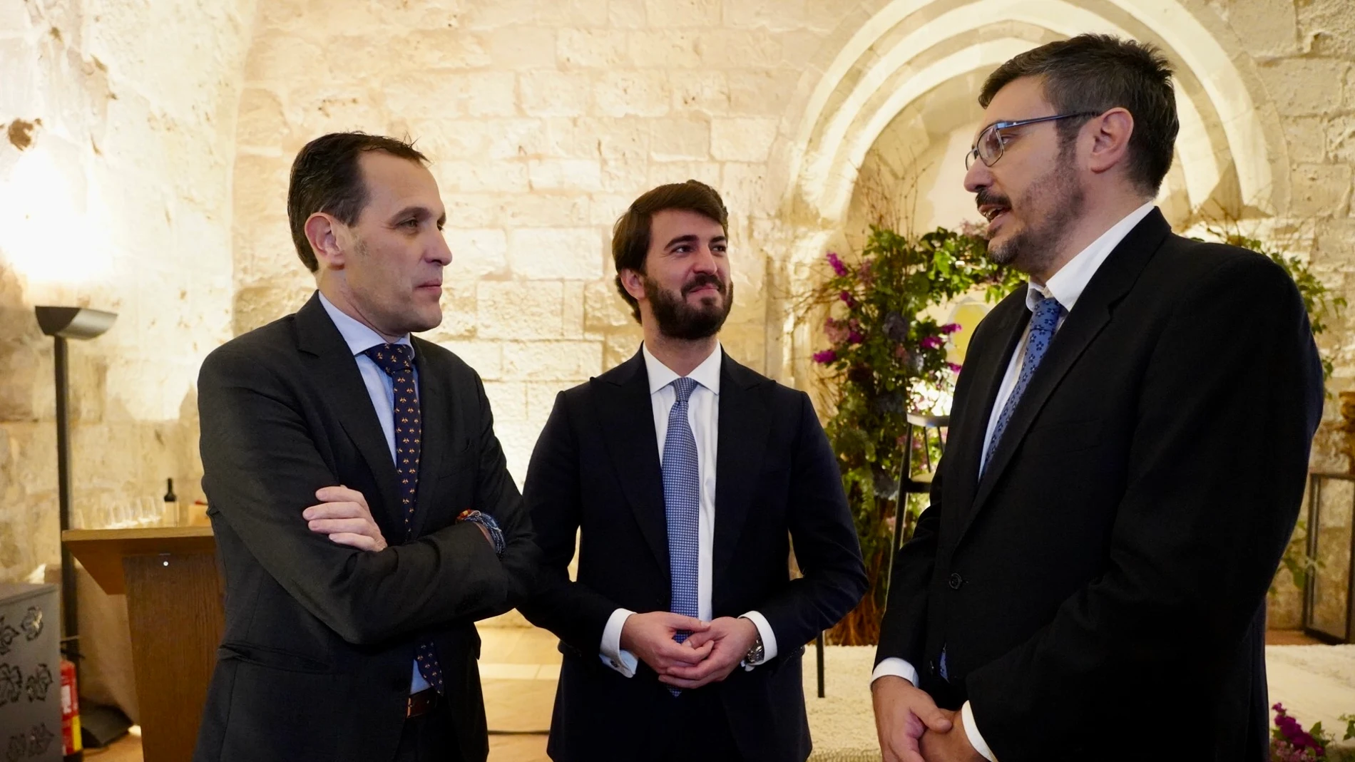 El vicepresidente de la Junta, Juan García-Gallardo, conversa con el presidente de la Diputación de Valladolid, Conrado, y el de Asebor, Iker Ugarte