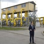El primer ministro polaco Mateusz Morawiecki se dirige a los medios en una estación de gas en Rembelszczyzna, Poland, el pasado mes de abril