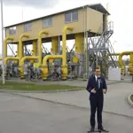 El primer ministro polaco Mateusz Morawiecki se dirige a los medios en una estación de gas en Rembelszczyzna, Poland, el pasado mes de abril