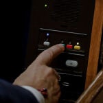 Un diputado vota en el panel en el Congreso la reforma de la sedición